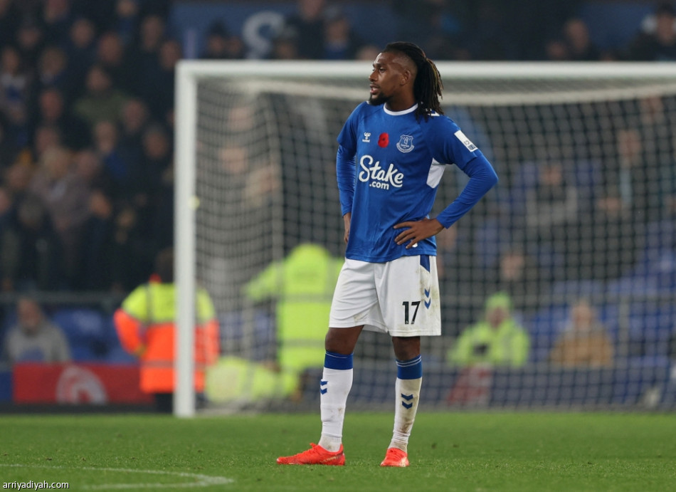 ليستر يبدأ رحلة الهروب بثنائية إيفرتون