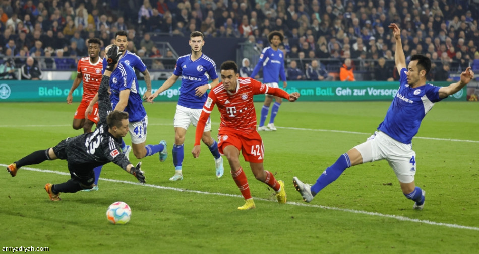 بايرن يسقط شالكة.. ويتمسك بالصدارة