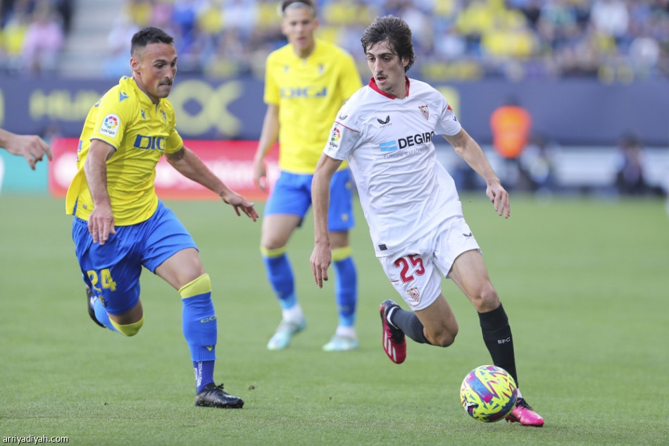 إشبيلية يتعافى بثنائية قادش