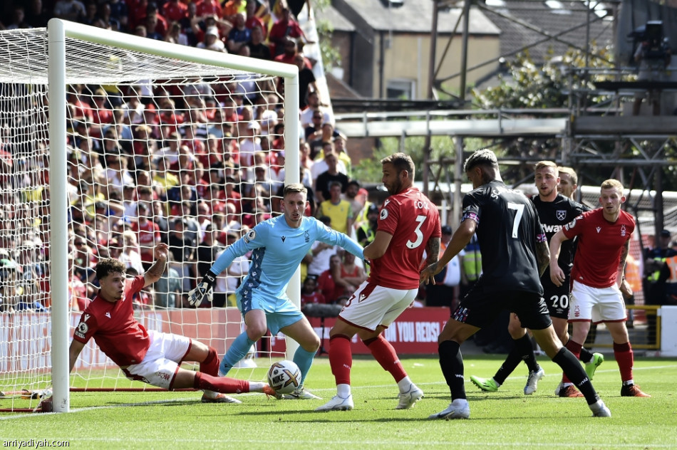 نوتنجهام يستعيد التوازن بنقاط وست هام