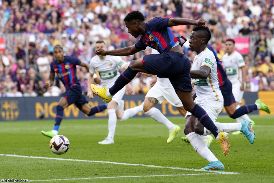 برشلونة يكسب إلتشي.. ويتصدر مؤقتا