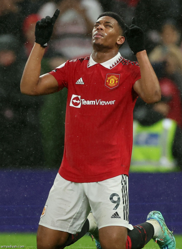 يونايتد يطارد توتنهام  بثلاثية نوتنجهام