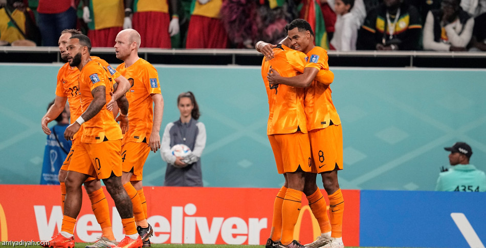 هولندا تسقط السنغال في «الرمق الأخير»