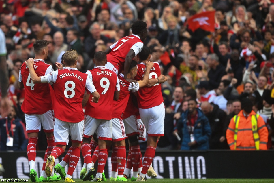 أرسنال يعزز الصدارة بثلاثية توتنهام
