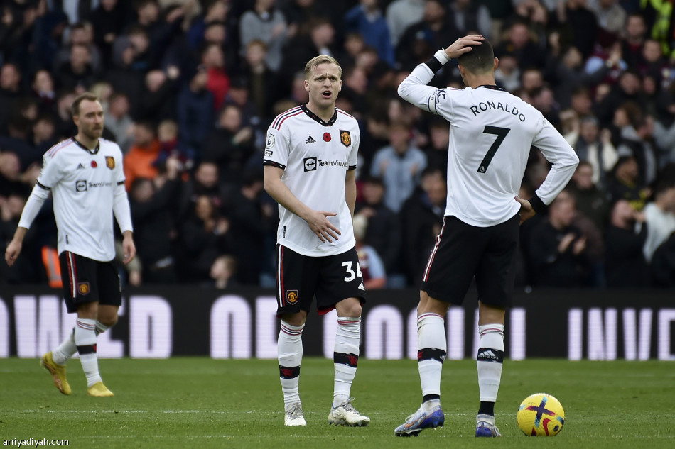 يونايتد يسقط أمام أستون فيلا بثلاثية