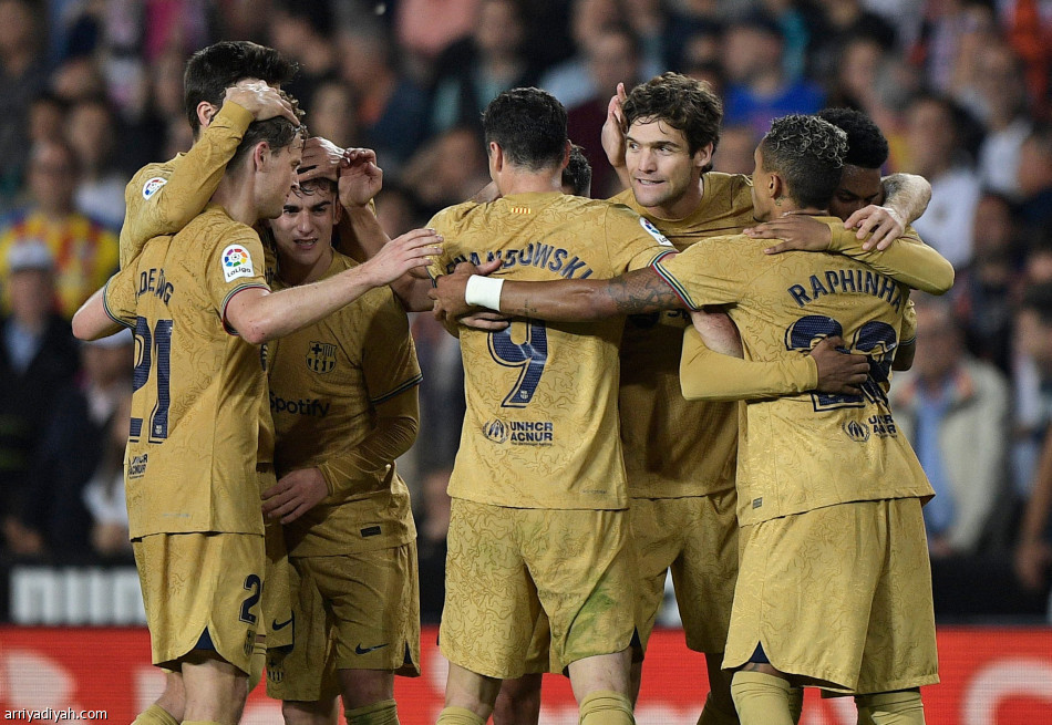 ليفاندوفسكي يحبط فالنسيا في «الرمق الأخير»