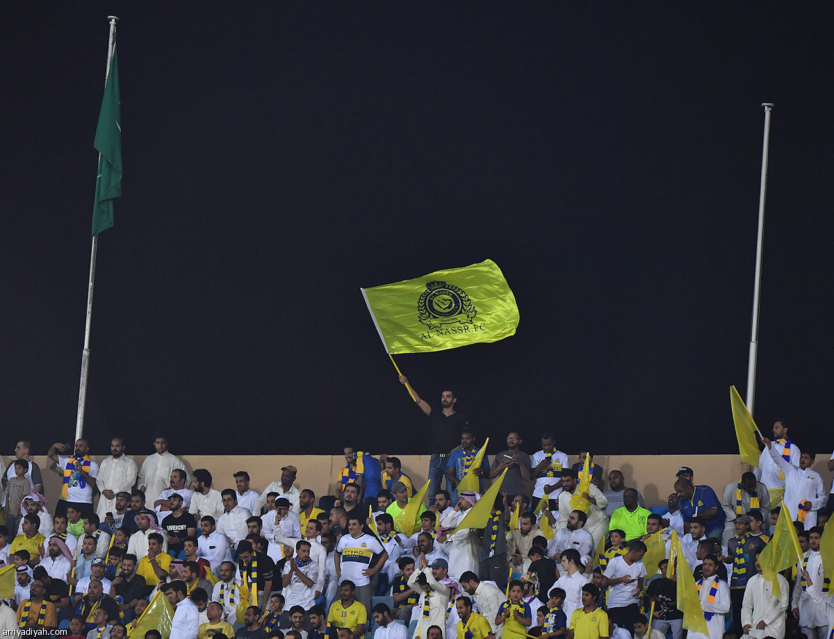 المدرج الأصفر يخطف الأنظار