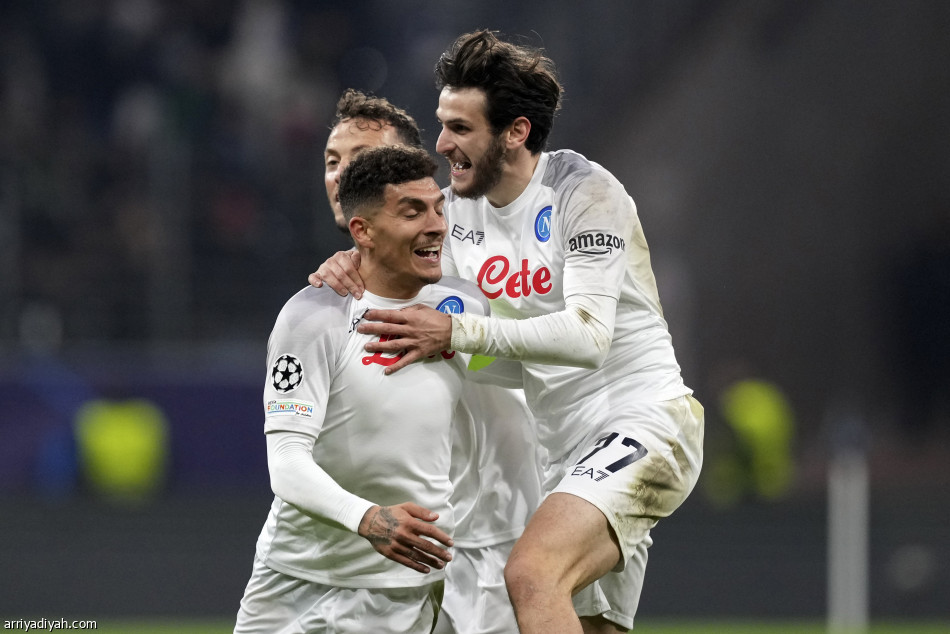 نابولي يهزم فرانكفورت.. ويقترب من إنجاز تاريخي