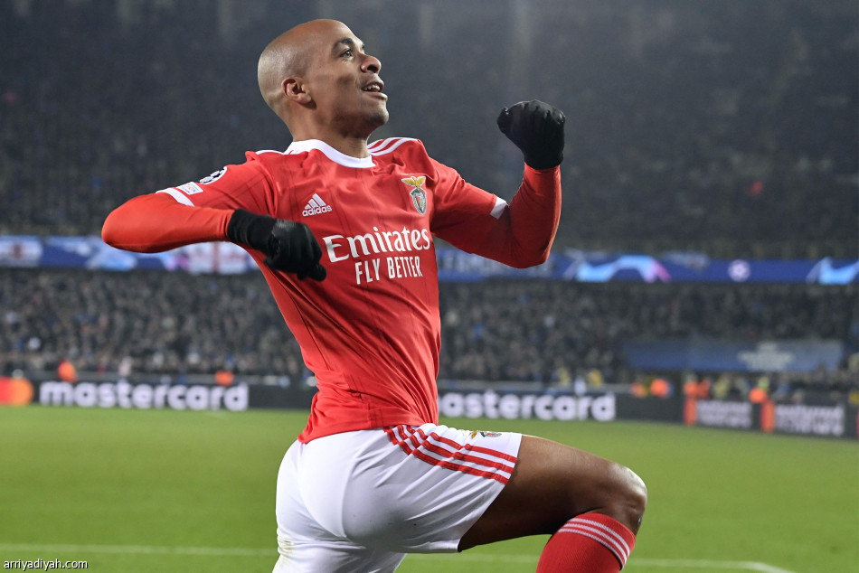 بنفيكا يكسب بروج ويقترب من دور الثمانية