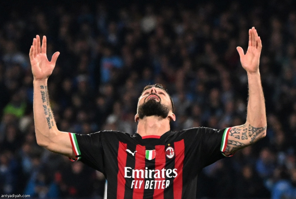 ميلان ينهي مغامرة نابولي.. ويبلغ نصف النهائي