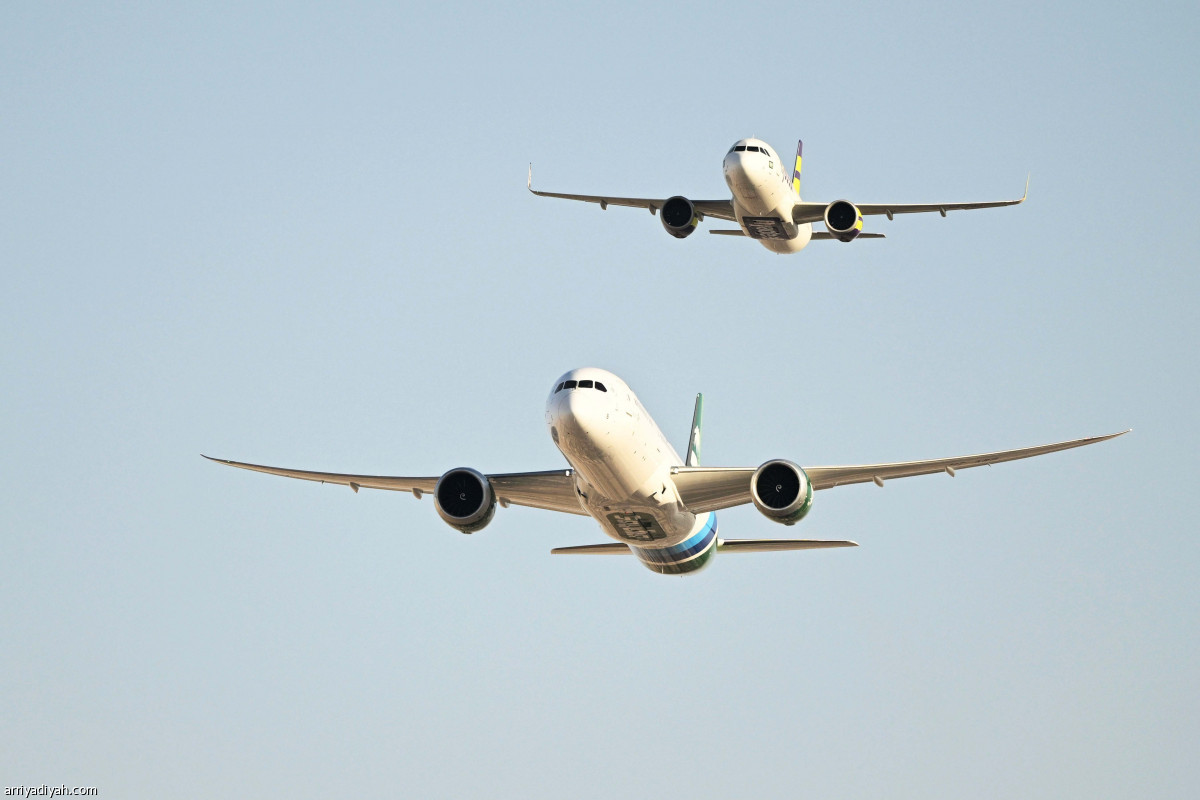 «الصقور» تزين سماء الرياض