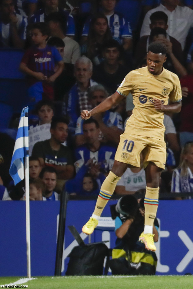 ليفاندوفسكي يقود برشلونة إلى الانتصار الأول