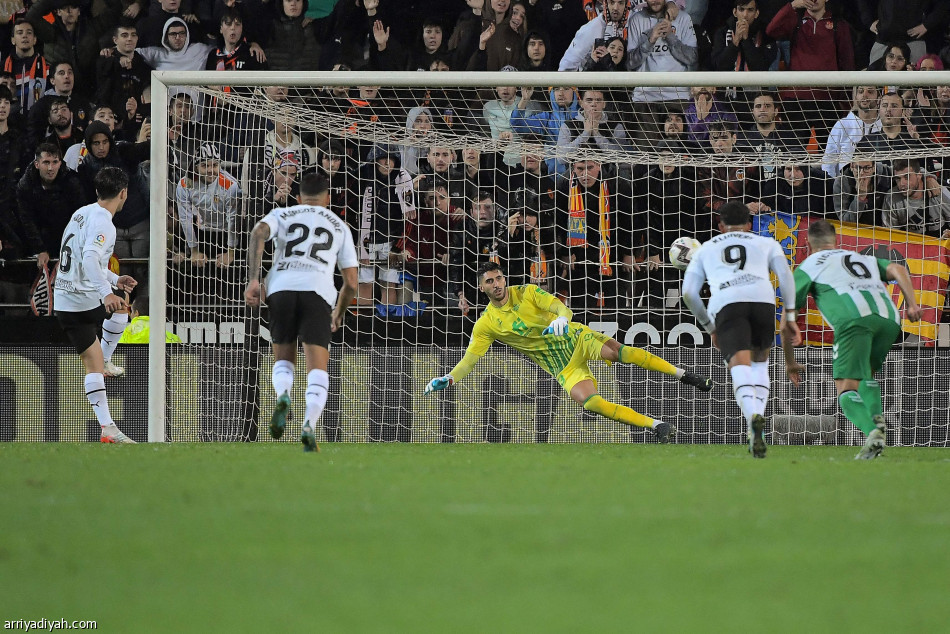 فالنسيا يعود إلى الانتصارات بثلاثية بيتيس