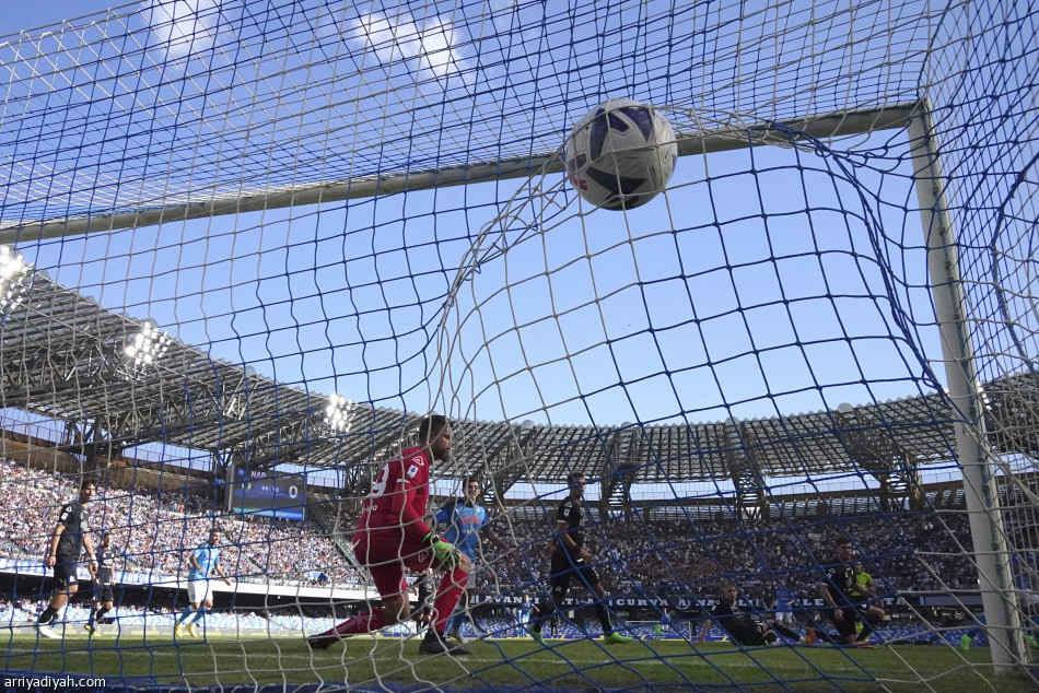 نابولي يلدغ سبيزيا بهدف قاتل