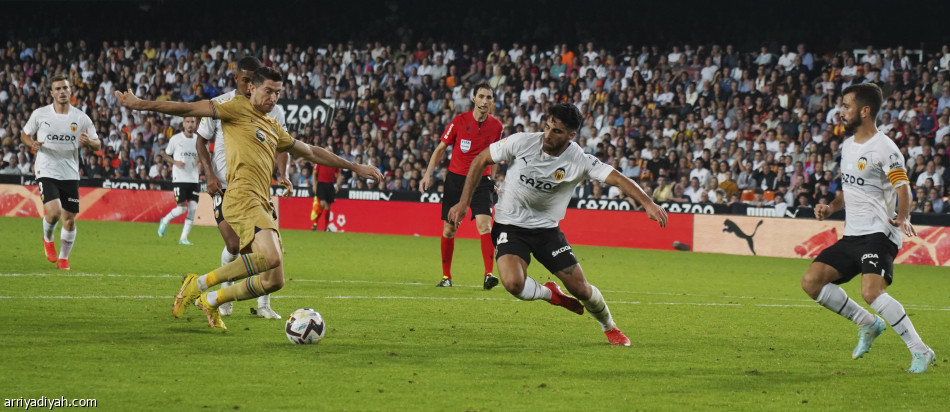 ليفاندوفسكي يحبط فالنسيا في «الرمق الأخير»