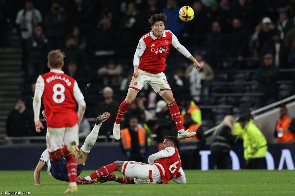أرسنال يكسب توتنهام.. ويبتعد بالصدارة