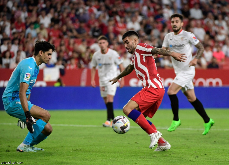 أتلتيكو مدريد ينهض بثنائية إشبيلية