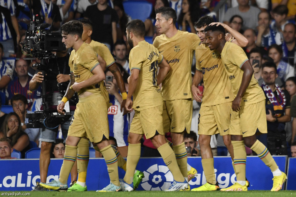 ليفاندوفسكي يقود برشلونة إلى الانتصار الأول