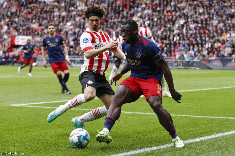 «كوب بلاستيكي» يوقف موقعة أيندهوفن وأياكس