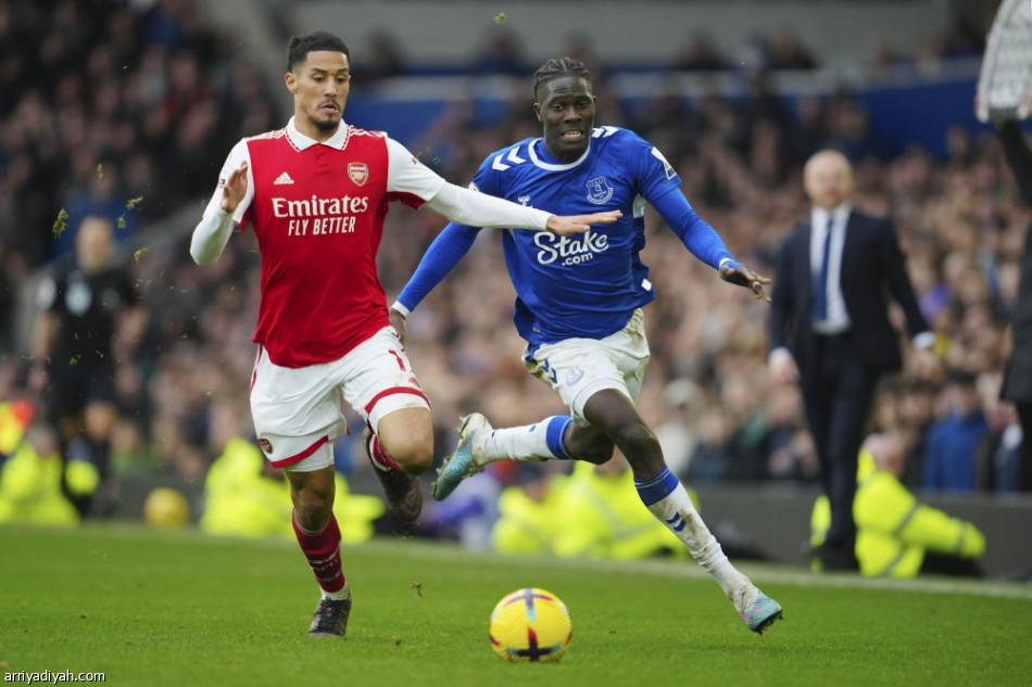 إيفرتون يهز صدارة أرسنال