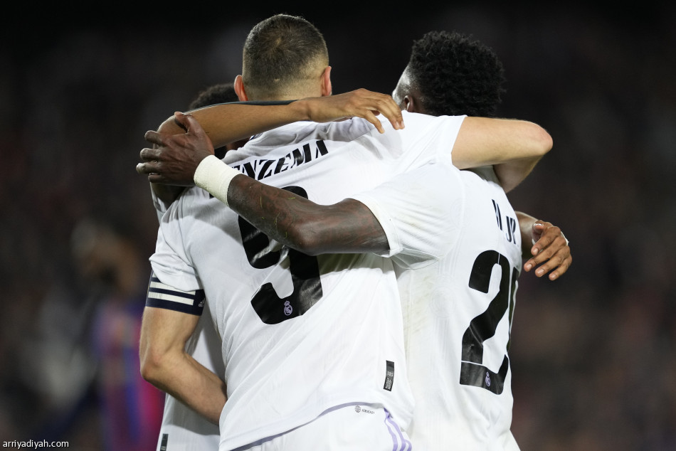 بنزيمة يُذل برشلونة.. ويصعد بالريال إلى النهائي