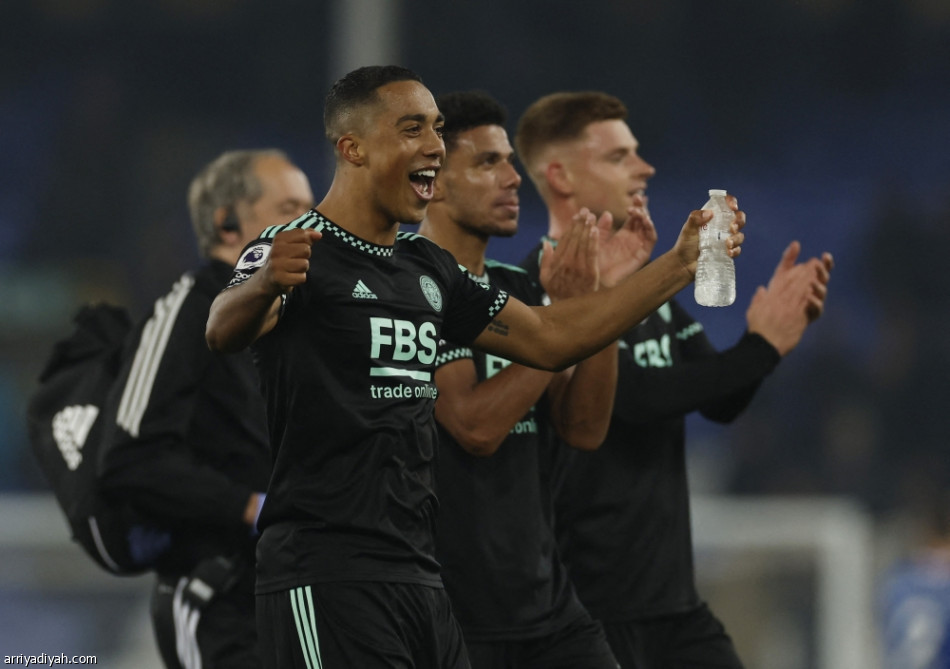 ليستر يبدأ رحلة الهروب بثنائية إيفرتون