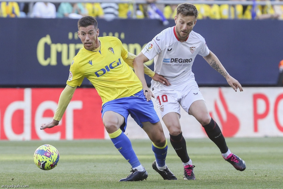 إشبيلية يتعافى بثنائية قادش