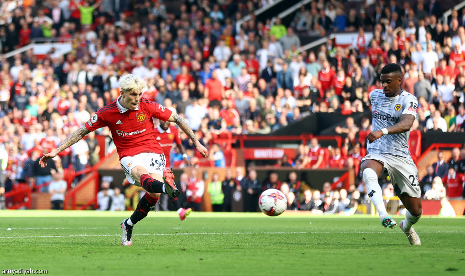 ثنائية ولفرهامبتون تقرب يونايتد من الأبطال