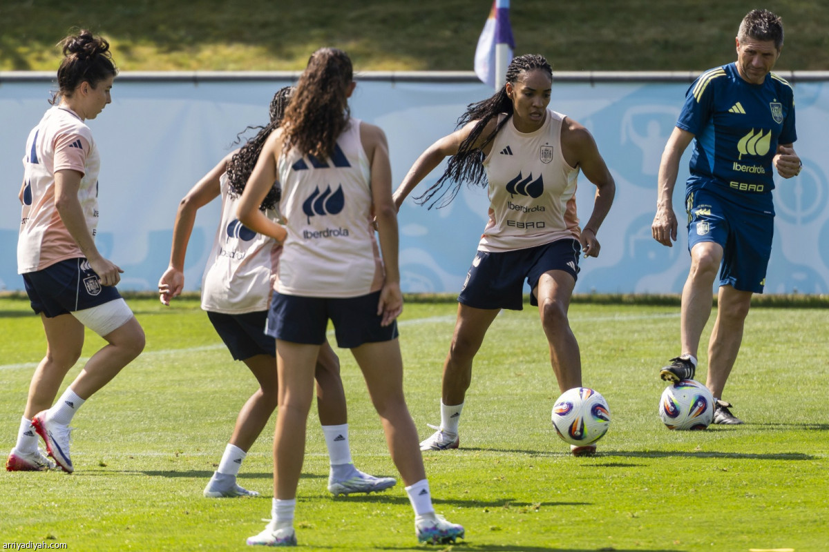 المشجعون يدعمون