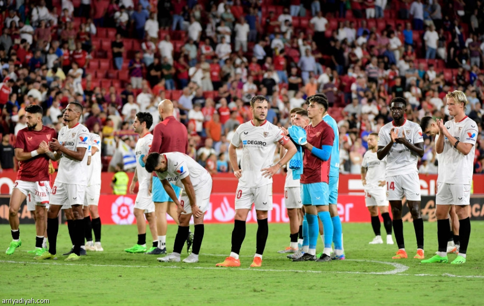 برشلونة يطارد الريال بثلاثية إشبيليا