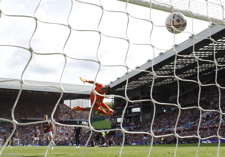 فورنالس يهدي وست هام الانتصار الأول