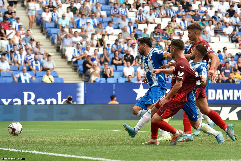 إشبيلية يحقق فوزه الأول في الدوري الإسباني