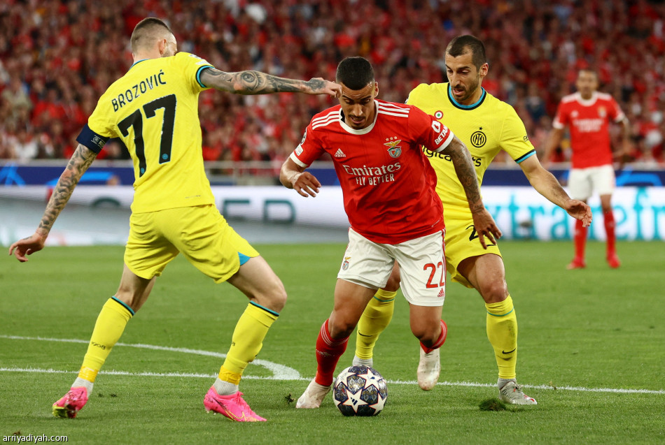 إنتر يضع قدما في نصف نهائي الأبطال